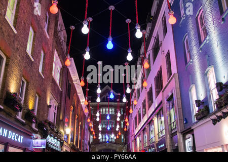 Riesige Glühlampen auf Ganton Street, London, W1, UK Stockfoto