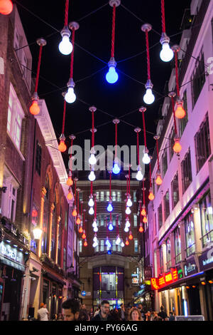 Riesige Glühbirnen auf der Ganton Street in Soho, London, W1, Großbritannien Stockfoto