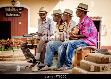 Kubanische Straßenmusiker, die vor einem Restaurant in Trinidad, Kuba, auftreten Stockfoto