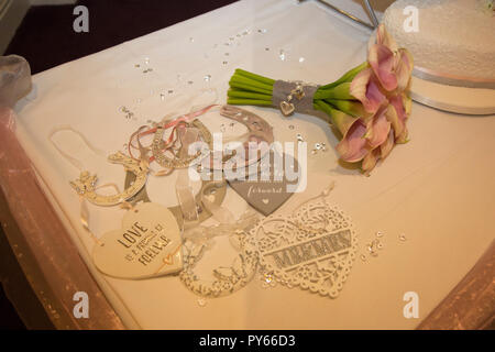 Glück Hochzeit Hufeisen und Herzen der Braut und Bräutigam und auf dem Kuchen Tisch neben der Hochzeitstorte und die Bräute Blumenstrauß Stockfoto