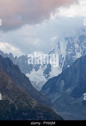 Dramatische Wolken swoop in über Grandes Jorassess und Mer de Glace bei Sonnenuntergang. Stockfoto