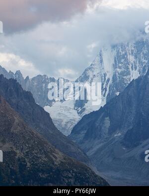 Dramatische Wolken swoop in über Grandes Jorassess und Mer de Glace bei Sonnenuntergang. Stockfoto