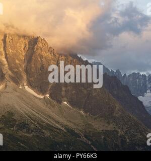 Dramatische Wolken swoop in über Grandes Jorassess und Mer de Glace bei Sonnenuntergang. Stockfoto