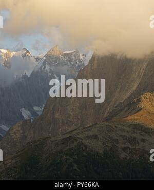 Dramatische Wolken swoop in über Grandes Jorassess und Mer de Glace bei Sonnenuntergang. Stockfoto