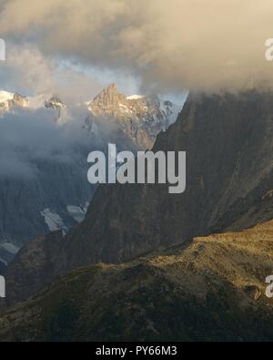 Dramatische Wolken swoop in über Grandes Jorassess und Mer de Glace bei Sonnenuntergang. Stockfoto