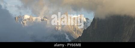 Dramatische Wolken swoop in über Grandes Jorassess und Mer de Glace bei Sonnenuntergang. Stockfoto