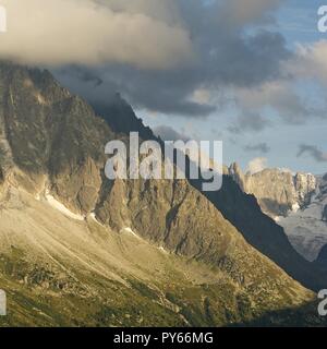 Dramatische Wolken swoop in über Grandes Jorassess und Mer de Glace bei Sonnenuntergang. Stockfoto