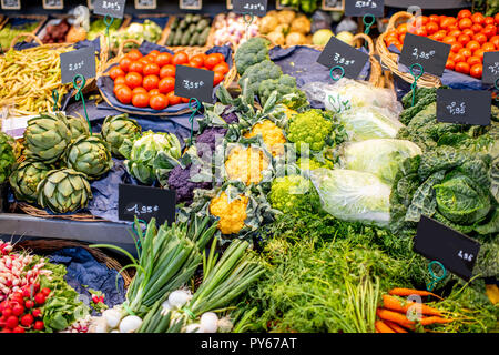Vielzahl von wunderschön organisierten Obst und Gemüse auf den Zähler der Markt Stockfoto