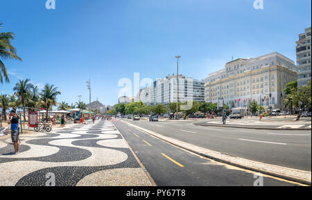 Panoramablick auf Atlantica Avenue und Copacabana Palace Hotel am Strand von Copacabana - Rio de Janeiro, Brasilien Stockfoto