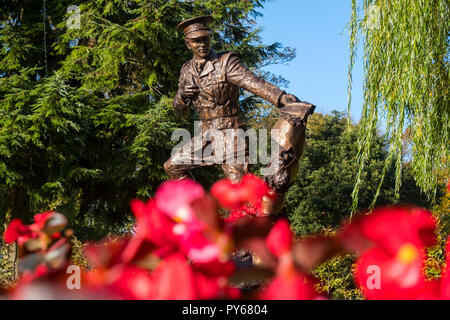 Statue des Ersten Weltkriegs dichter Wilfred Owen nach Künstler Tim Turner im CAE-Glas Park, Oswestry, Shropshire, England, Großbritannien Stockfoto