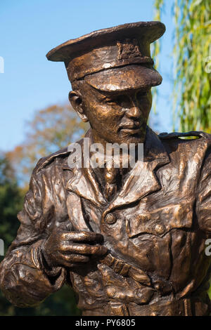 Statue des Ersten Weltkriegs dichter Wilfred Owen nach Künstler Tim Turner im CAE-Glas Park, Oswestry, Shropshire, England, Großbritannien Stockfoto