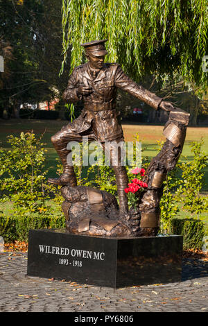 Statue des Ersten Weltkriegs dichter Wilfred Owen nach Künstler Tim Turner im CAE-Glas Park, Oswestry, Shropshire, England, Großbritannien Stockfoto