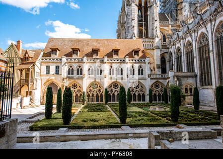 Hinterhof der berühmten Kathedrale von Rouen in Rouen, der acpital der Normandie in Frankreich Stockfoto