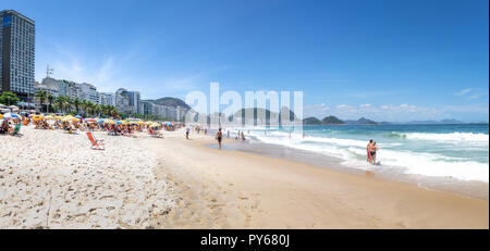 Panoramablick auf den Strand von Copacabana und Zuckerhut auf Hintergrund - Rio de Janeiro, Brasilien Stockfoto