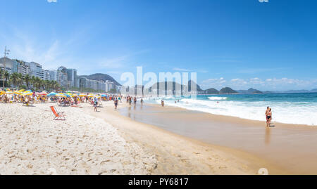 Panoramablick auf den Strand von Copacabana und Zuckerhut auf Hintergrund - Rio de Janeiro, Brasilien Stockfoto