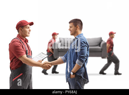 Menschen die Hände schütteln mit einem Ausbau Kerl, Movers, die eine Couch auf weißem Hintergrund Stockfoto