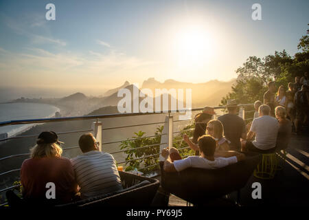 Beobachten Sie den Sonnenuntergang über Rio de Janeiro vom Zuckerhut - Rio de Janeiro, Brasilien Stockfoto