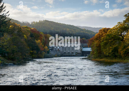 Pitlochry Dam Power Station und Fischtreppe im Herbst als von der Eisernen Hängebrücke gesehen weiter östlich. Stockfoto