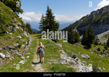 Weibliche Wanderer auf einem der Wanderwege rund um die obere Sessellift Station La Sambuy mountain area in der Nähe von Faverges Frankreich Stockfoto