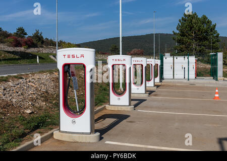 Tesla Kompressor, Elektrofahrzeug Ladestation - Kozina, Slowenien Stockfoto