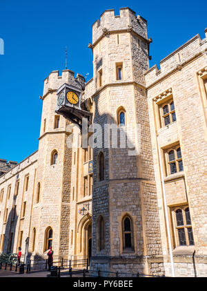 Beefeater und Royal Guard, Bewachung, Waterloo Block, der Heimat der Kronjuwelen, der Tower von London, England, UK, GB. Stockfoto