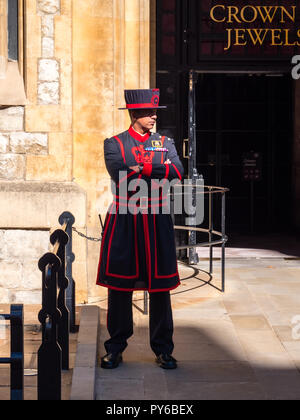 Beefeater, Wache, Außerhalb der Kronjuwelen, Waterloo Block, der Tower von London, England, UK, GB. Stockfoto