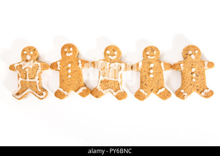 Lebkuchen Männer cookies halten sich an den Händen, auf weißem Hintergrund. Stockfoto