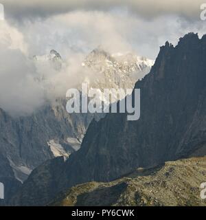 Dramatische Wolken swoop in über Grandes Jorassess und Mer de Glace bei Sonnenuntergang. Stockfoto