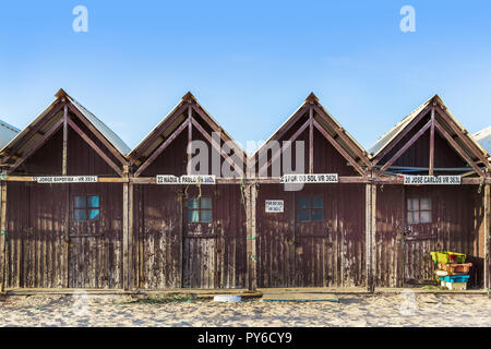 Fischer's Schuppen und Hütten am Strand von Monte Gordo, Algarve, Portugal Stockfoto