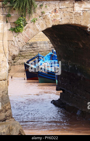 Blick auf blaue Fischerboote am Bastion von Skala du Port, Essaouira, Marokko Stockfoto