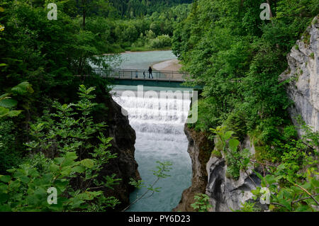 Füssen: Brücke "König-Max-Steg" abobe Lechsfall (Lech Falls), Landkreis Ostallbräu, Allgäuer, Bayern, Deutschland Stockfoto