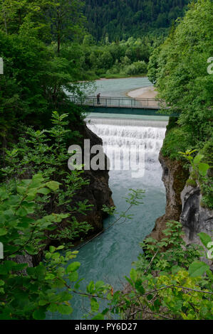 Füssen: Brücke "König-Max-Steg" abobe Lechsfall (Lech Falls), Landkreis Ostallbräu, Allgäuer, Bayern, Deutschland Stockfoto