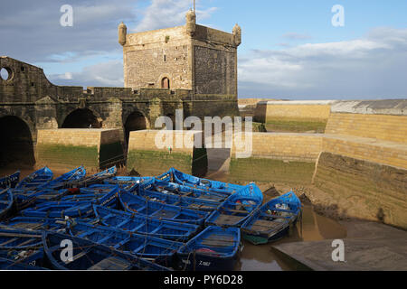 Blau Holz Fischerboote vor Skala du Port in Essaouira Marokko Stockfoto