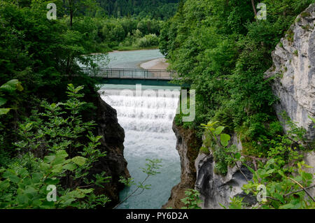 Füssen: Brücke "König-Max-Steg" abobe Lechsfall (Lech Falls), Landkreis Ostallbräu, Allgäuer, Bayern, Deutschland Stockfoto