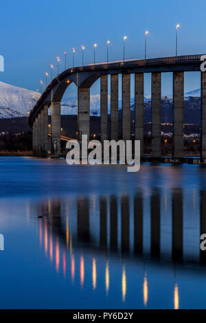 Sandnessundet sandnessund Brücke überquert die Meerenge zwischen der Insel Tromsøya und Kvaløya in Tromsø, Norwegen 2018 Beste Stockfoto