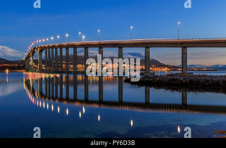 Sandnessundet sandnessund Brücke überquert die Meerenge zwischen der Insel Tromsøya und Kvaløya in Tromsø, Norwegen 2018 Beste Stockfoto