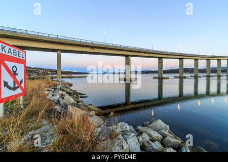 Sandnessundet sandnessund Brücke überquert die Meerenge zwischen der Insel Tromsøya und Kvaløya in Tromsø, Norwegen 2018 Beste Stockfoto