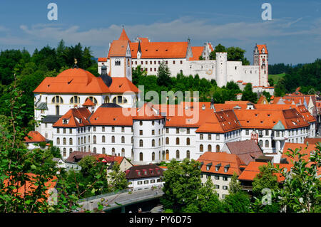 Füssen: Hohes Schloss (hohes Schloss) und Kloster St. Mang (links), Landkreis Ostallbräu, Allgäuer, Bayern, Deutschland Stockfoto