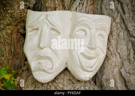 Theater glücklich und traurig hölzernen Masken Stockfoto