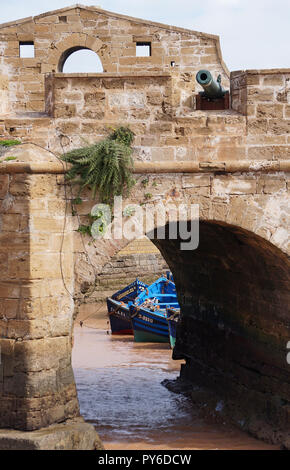 Blick auf blaue Fischerboote am Bastion von Skala du Port, Essaouira, Marokko Stockfoto