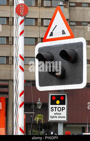 Bewegliche Brücke Zeichen leuchten und Barriere-Rampe Stockfoto