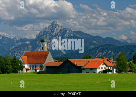 Wallfahrtskirche 'Maria Hilf' in Speiden (Teil von Eisenberg), die Tannheimer Berge im Hintergrund, Landkreis Ostallbräu, Allgäuer, Bayern, Deutschland Stockfoto