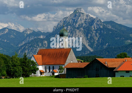 Wallfahrtskirche 'Maria Hilf' in Speiden (Teil von Eisenberg), die Tannheimer Berge im Hintergrund, Landkreis Ostallbräu, Allgäuer, Bayern, Deutschland Stockfoto