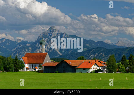 Wallfahrtskirche 'Maria Hilf' in Speiden (Teil von Eisenberg), die Tannheimer Berge im Hintergrund, Landkreis Ostallbräu, Allgäuer, Bayern, Deutschland Stockfoto