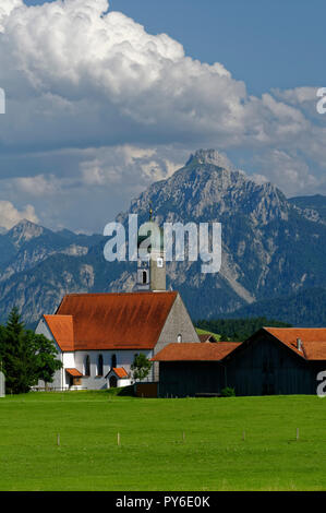 Wallfahrtskirche 'Maria Hilf' in Speiden (Teil von Eisenberg), die Tannheimer Berge im Hintergrund, Landkreis Ostallbräu, Allgäuer, Bayern, Deutschland Stockfoto