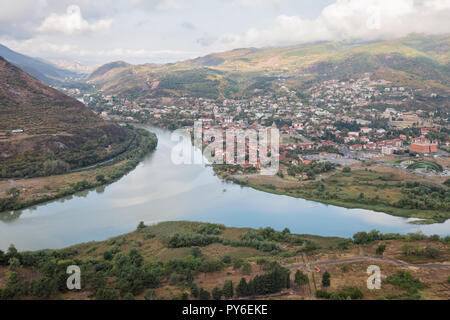Wunderschöne Aussicht von Jvari Kloster zum Zusammenfluss von Aragvi und Kura Flüsse, Stadt Mtskheta und Svetitskhoveli Kathedrale Stockfoto