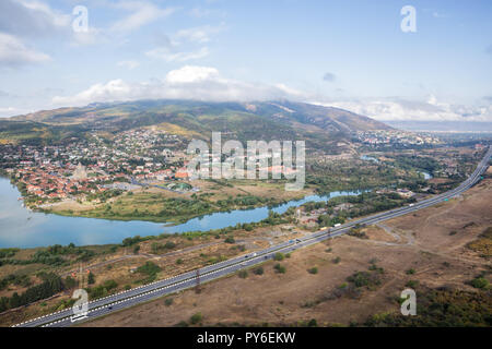 Blick von oben auf die georgische Armee Straße, Aragvi Fluss und Stadt Mtskheta Stockfoto