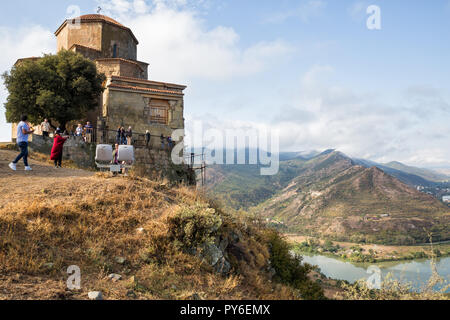 MTSKHETA, Georgien - 23. SEPTEMBER 2018: Touristen bewundern schöne Aussicht vom Berg die Dschuari Kloster Stockfoto