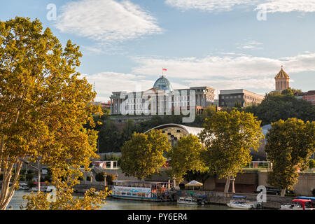 Tiflis, Georgien - Oktober 03, 2018: Presidential Palace auf hohen Hügel am Ufer des Kura. Stockfoto