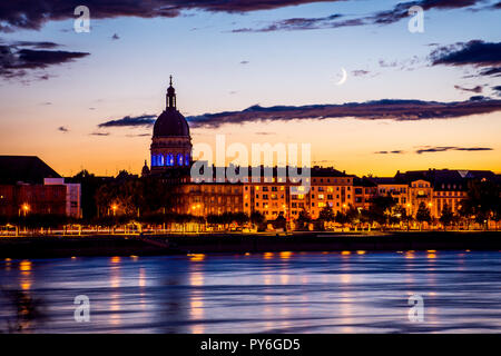 Mondaufgang über der Kirche "Christuskirche" in Mainz mit Stadtbild im Abendlicht (blaue Stunde), Deutschland Stockfoto